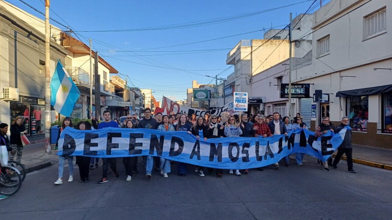 Masiva marcha en defensa de la universidad pblica